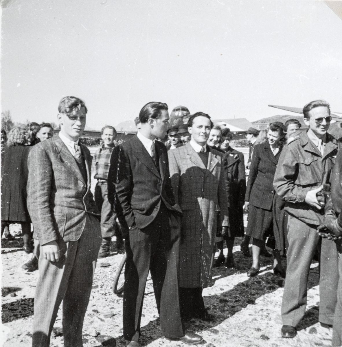 Bodø flyplass 13, mai 1945. En stor folkemengde har møtt opp for å ta imot de allierte transportflyene.