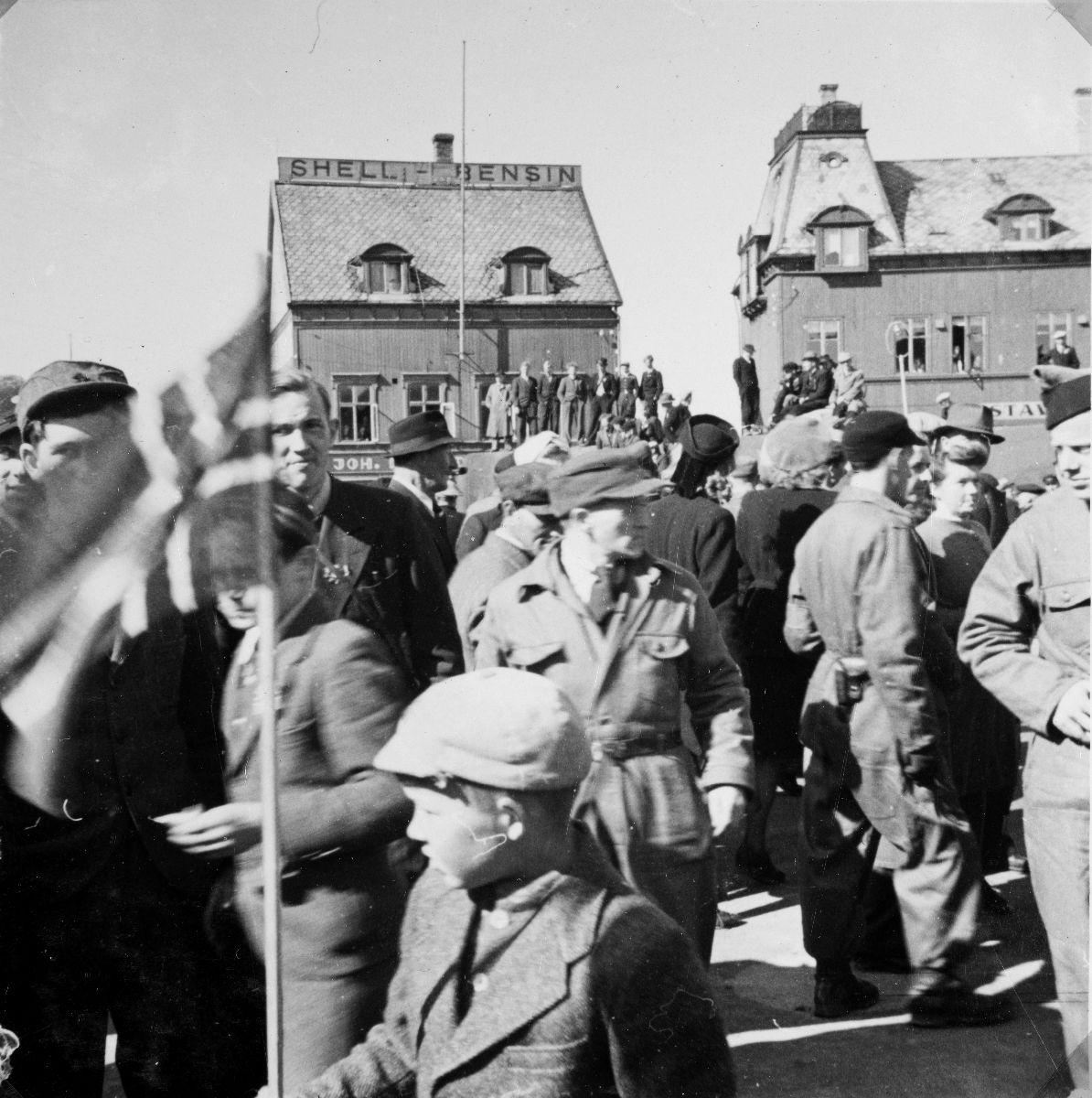 Opptog i Bodø sentrum 13. mai 1945. Byens befollkning gikk mann av huse for å ta imot de hjemvendte norsk polititroppene.