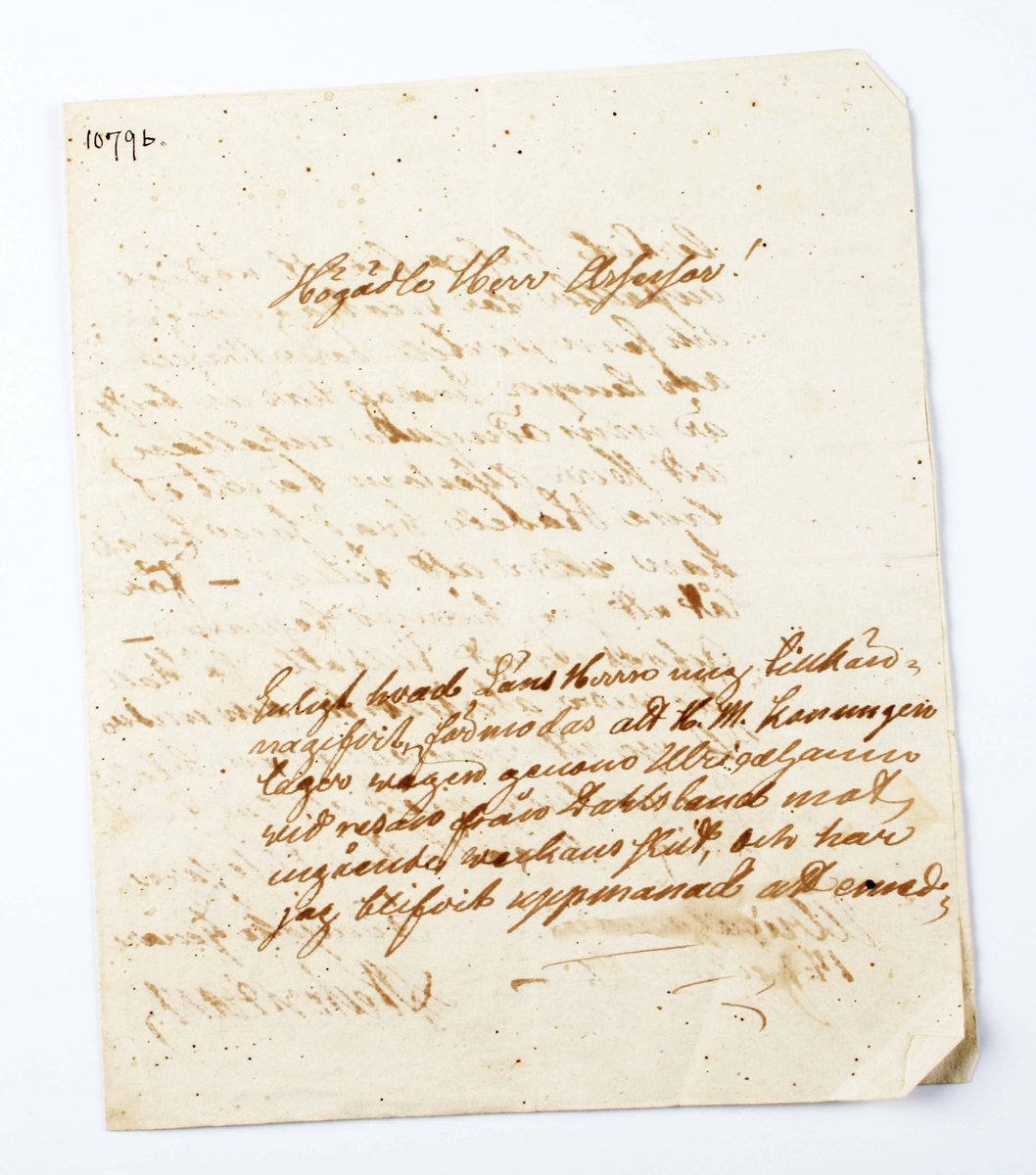 Grått pappersark vikt på mitten, med handskriven brunsvart text. Brev, skrivet av borgmästaren Anders Westerstrand i Ulricehamn 14/7-1822. Adressaten okänd, med anhållan om lån av lampor, marshaller mm., med anledning av väntat kungabesök. (Gunnar Blomgren, museichef)