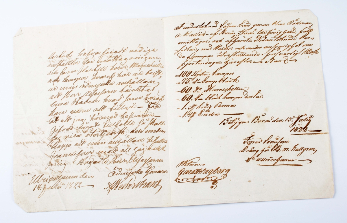 Grått pappersark vikt på mitten, med handskriven brunsvart text. Brev, skrivet av borgmästaren Anders Westerstrand i Ulricehamn 14/7-1822. Adressaten okänd, med anhållan om lån av lampor, marshaller mm., med anledning av väntat kungabesök. (Gunnar Blomgren, museichef)
