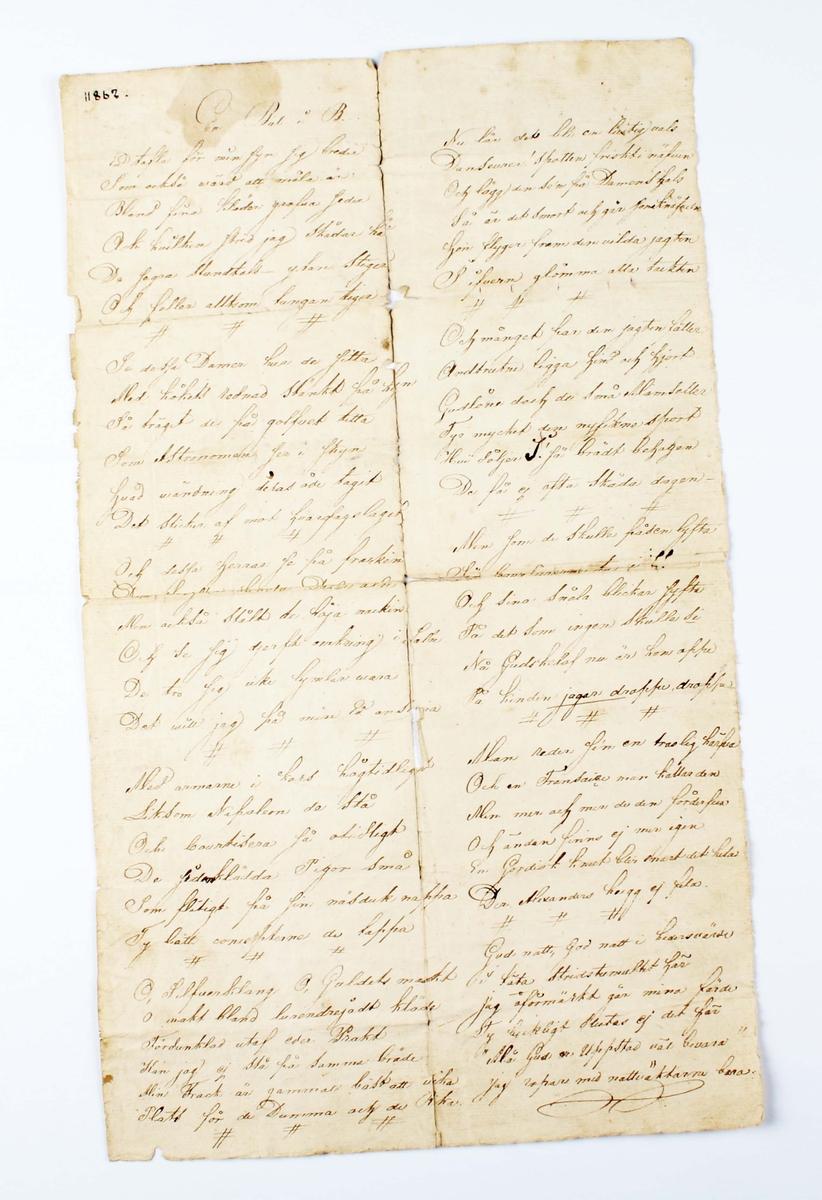 Vitt, blekt pappersark. Avskrift av nidverser om societeten i Borås, tillskrivna N. v. Braun, ca. år 1840. Titel: "En bal i Borås". Papperet med vikmärken.
Bruks- och åldersslitage.

Se även nidverser BM 9728.