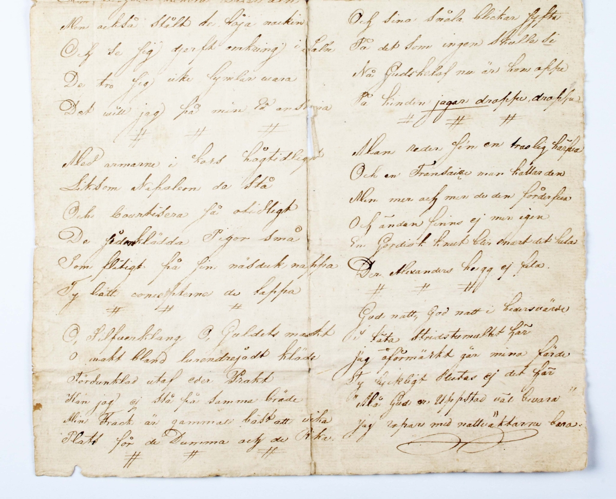Vitt, blekt pappersark. Avskrift av nidverser om societeten i Borås, tillskrivna N. v. Braun, ca. år 1840. Titel: "En bal i Borås". Papperet med vikmärken.
Bruks- och åldersslitage.

Se även nidverser BM 9728.