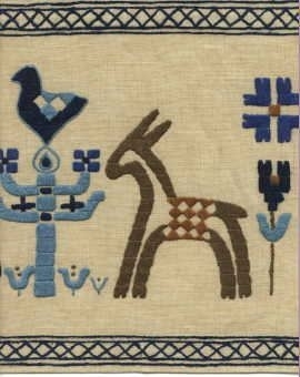 Mönstret inspirerat av vävnad från Toarp. Bearbetad av Margaretha Harström. Mönsterritning finns i mapp BM 75095+garnkarta. Broderiprov finns i mapp BM 75095. Kalkyl finns i särskild      pärm.

Broderad bonad. Dam och herre i folkdräktsliknande kläder i olika blå toner. Stiliserade träd vid sidorna med fågel på toppen. Bockar i profil längst ut på kanterna. Rutmönstrad blå bård i        stjälkstygn.