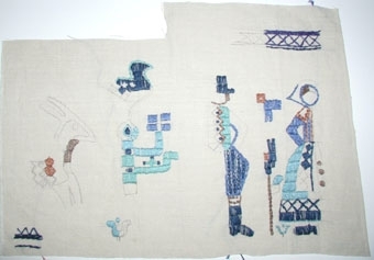 Mönstret inspirerat av vävnad från Toarp. Bearbetad av Margaretha Harström. Mönsterritning finns i mapp BM 75095+garnkarta. Broderiprov finns i mapp BM 75095. Kalkyl finns i särskild      pärm.

Broderad bonad. Dam och herre i folkdräktsliknande kläder i olika blå toner. Stiliserade träd vid sidorna med fågel på toppen. Bockar i profil längst ut på kanterna. Rutmönstrad blå bård i        stjälkstygn.