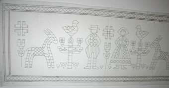 Mönstret inspirerat av vävnad från Toarp. Bearbetad av Margaretha Harström. Mönsterritning finns i mapp BM 75095+garnkarta. Broderiprov finns i mapp BM 75095. Kalkyl finns i särskild      pärm.

Broderad bonad. Dam och herre i folkdräktsliknande kläder i olika blå toner. Stiliserade träd vid sidorna med fågel på toppen. Bockar i profil längst ut på kanterna. Rutmönstrad blå bård i        stjälkstygn.