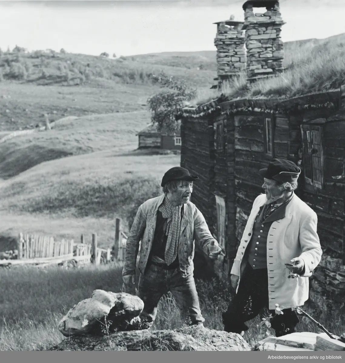 Stillsfoto fra den norsk-svenske filmproduksjonen Eli Sjursdotter, basert på Johan Falkbergets roman fra 1913. Regi Leif Sinding. Premiere 31. oktober 1938. "Sjur Halgutusvein (Ingjald Haaland), til høyre, har et uvelkomment besøk av en omstreifende kramkar"