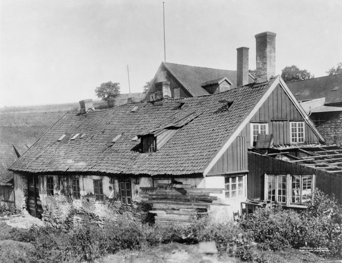 Reprofotografier av fotografier av Lilleborg fabrikker. Påskrift: "Sæbesyderiet av 1842 kort tid før det ble revet, sett fra baksiden."