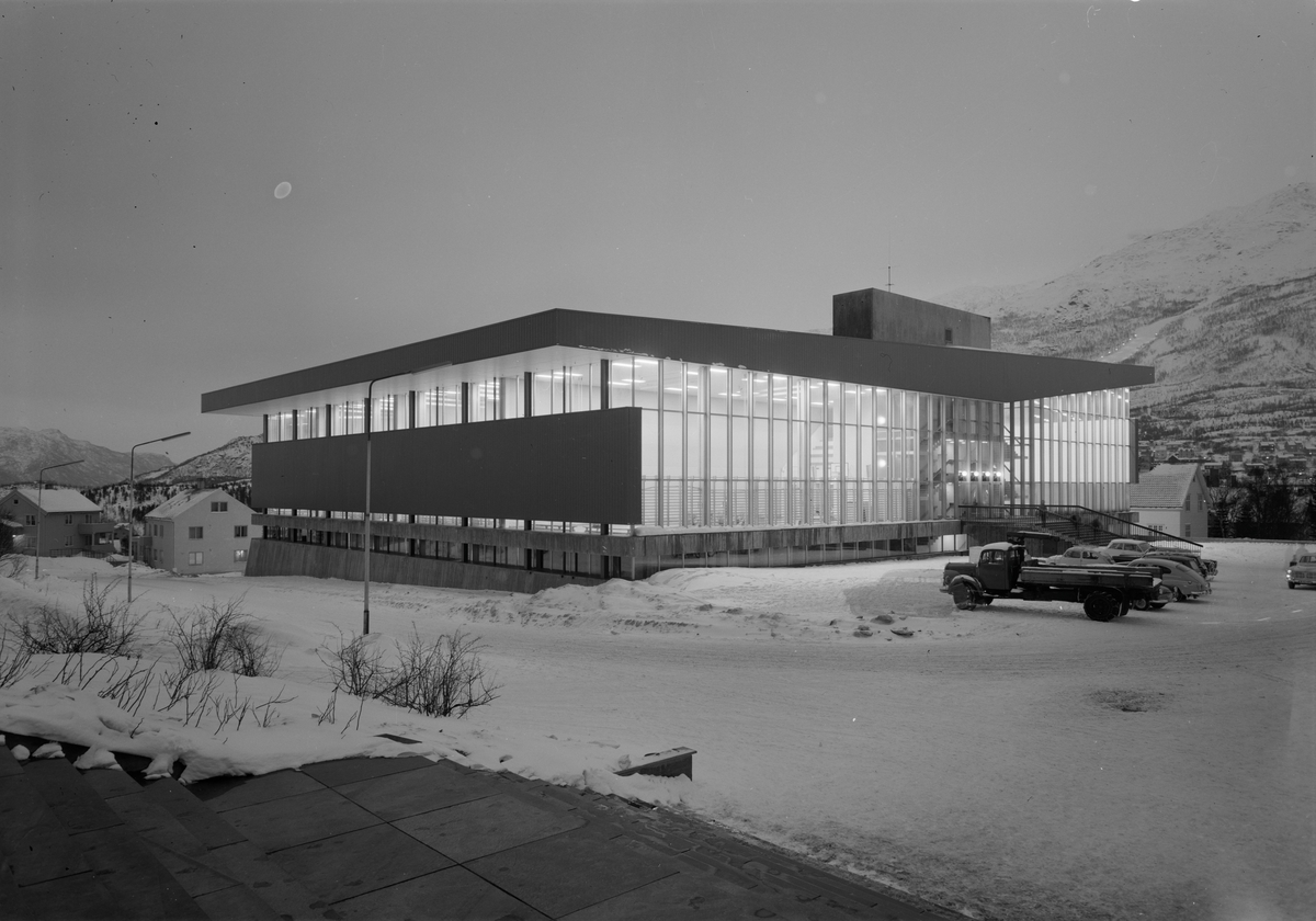 Arkitekturfoto av Idrettens hus i  Narvik.