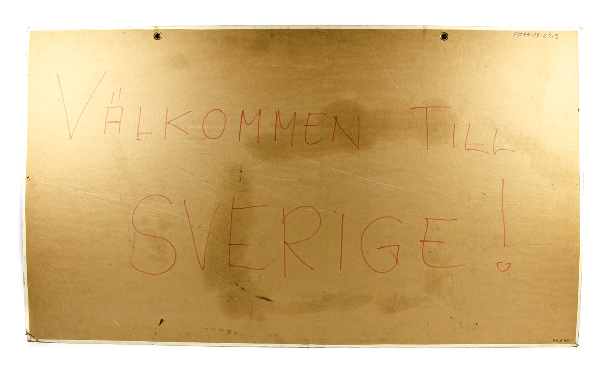 Plansch med foton, J 35D, Draken. Tavlan visar hur instrumentpanelen i cockpit ser ut. På baksidan står det "VÄLKOMMEN TILL SVERIGE!" med röda versaler.