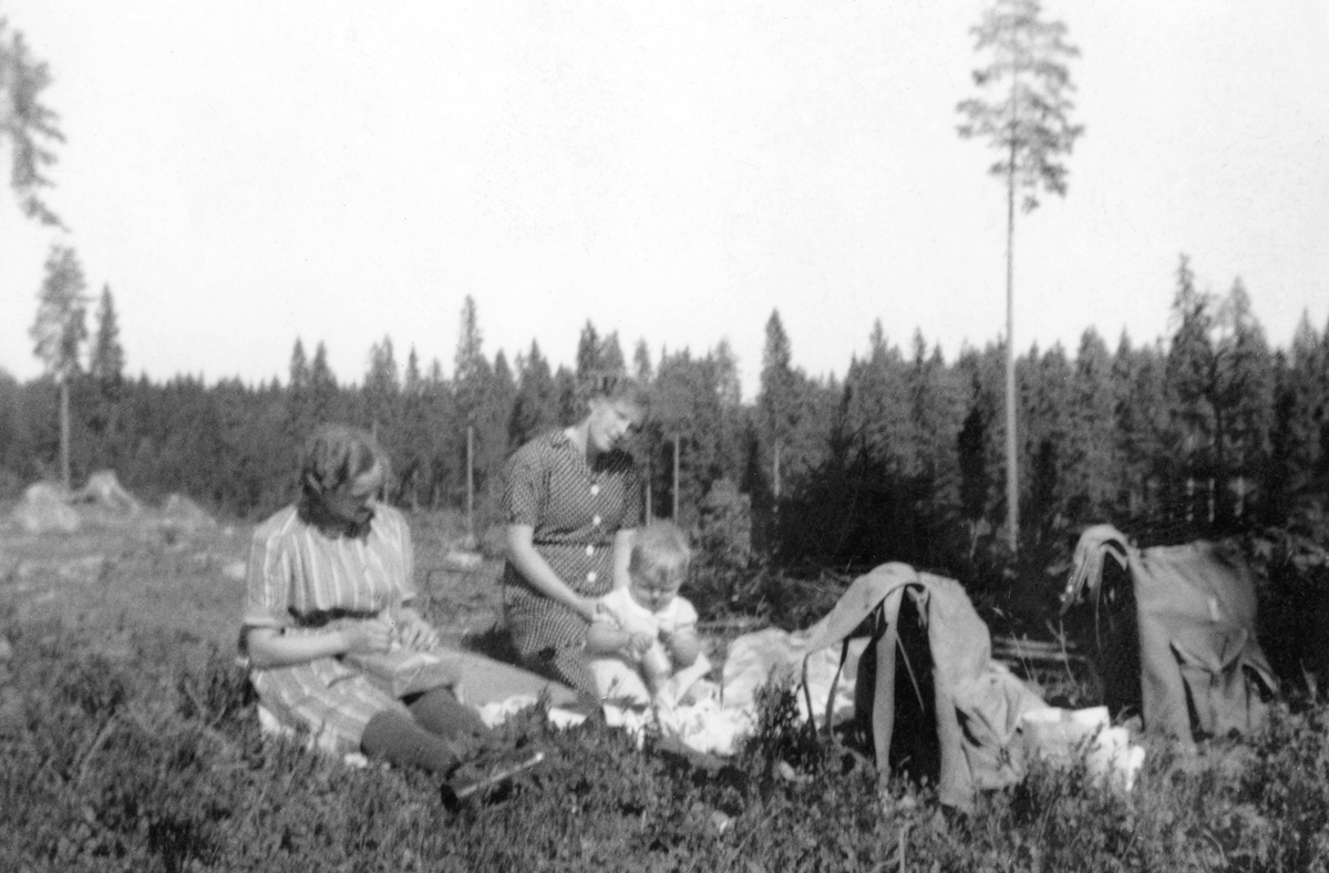 Elisabeth Rud med barn påfanget. Tur i skogen med nistemat og ryggsekk. Ca. 1942.