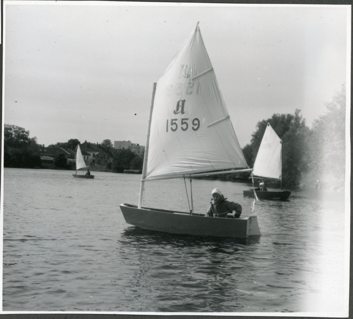 Seiling av A-jolle i Blakstad Seilforening/Asker Seilforening i 1960-åra.