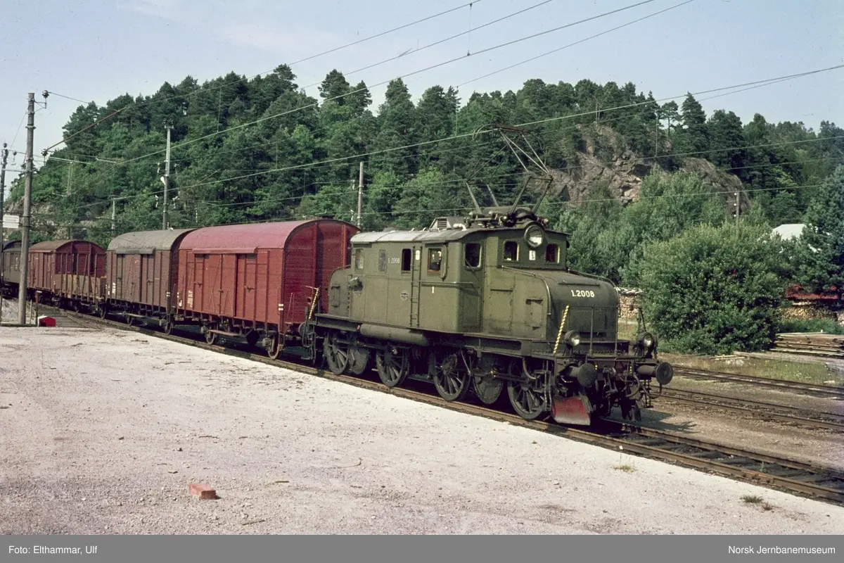 Elektrisk lokomotiv El 1 2008 med godstog på Nodeland stasjon