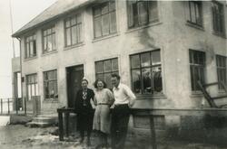 Svein Olai Nordskott (f. 1910) sammen med sin første hustru 