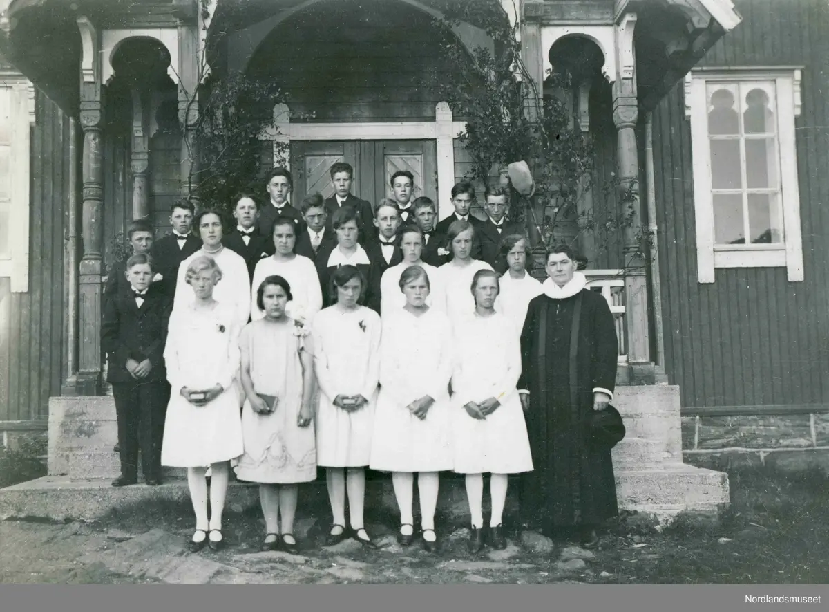 konfirmasjon-i-leiranger-kirke-ca-1930-nordlandsmuseet-digitaltmuseum