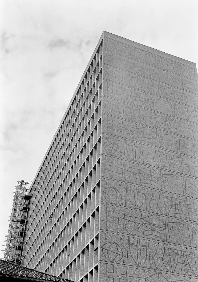 Arkitekturfoto av Høyblokka i regjeringskvartalet.