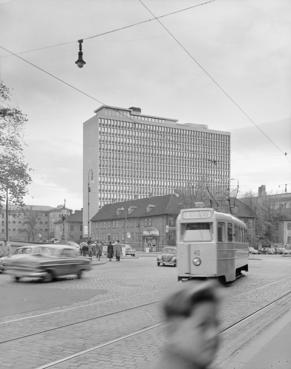 Arkitekturfoto av Høyblokka i Regjeringskvartalet.