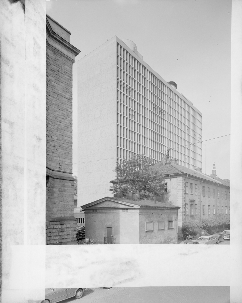 Arkitekturfoto av Høyblokka i Regjeringskvartalet.