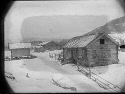 Gårdstun på Lien med laftet bolighus, stabbur med tømmermann