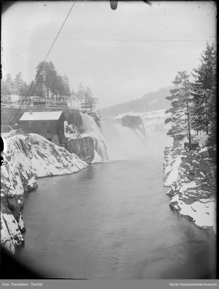 Tinnfossen med Tinnes mølle. Bolighus ovenfor fordelingsbassenget.