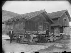 Fem menn og en kvinne stående foran Vengebur og loft på Sønd