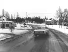 Bebyggelse i Sandslån. Nedfart vid Hammarsbron. Bert Strindlunds motorverkstad till vänster.