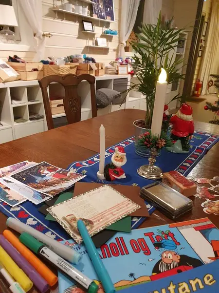 Julehefte, tusjer og kort på juleverksted