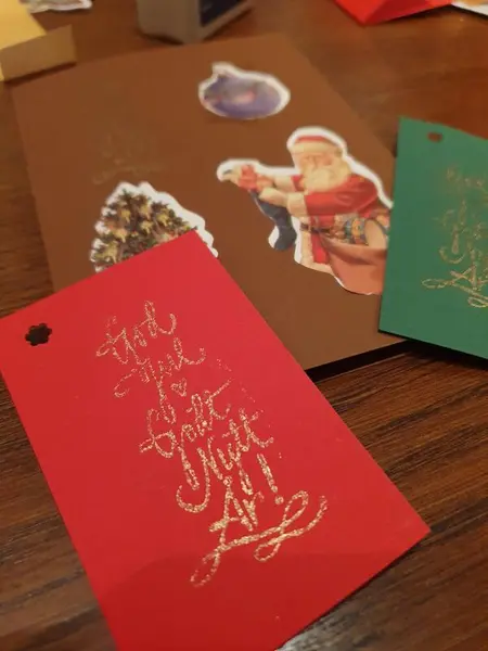 Fargerike julekort laget med glansbilder og stempel