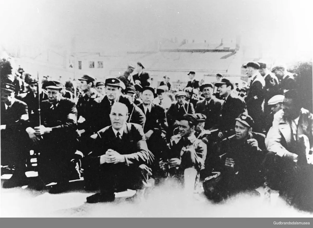 7. juni 1945 reiste HS-avdelinger frå heile landet inn til Oslo for å defilere da Kong Haakon kom heim etter krigen. Her ser vi ein del frå Lesja og Dovre, truleg ved Østbanen i Oslo.