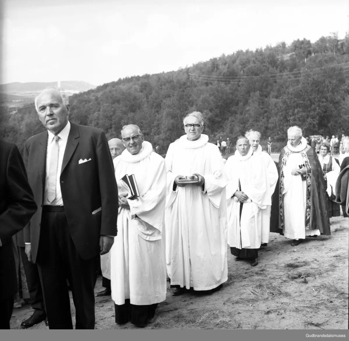 Frå vigslinga av Eysteinskyrkja på Hjerkinn 3. august 1969. Leiv Løvold, direktør ved Tverrfjellet gruver på Hjerkinn og Kjell Bondevik, kirke- og undervisningsminister.