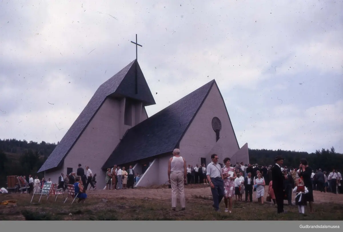 Frå vigslinga av Eysteinskyrkja på Hjerkinn. Folk samlet på kyrkjebakken. I nedre høgre hjørne Guri Ruste saman med faren Anton Ruste.