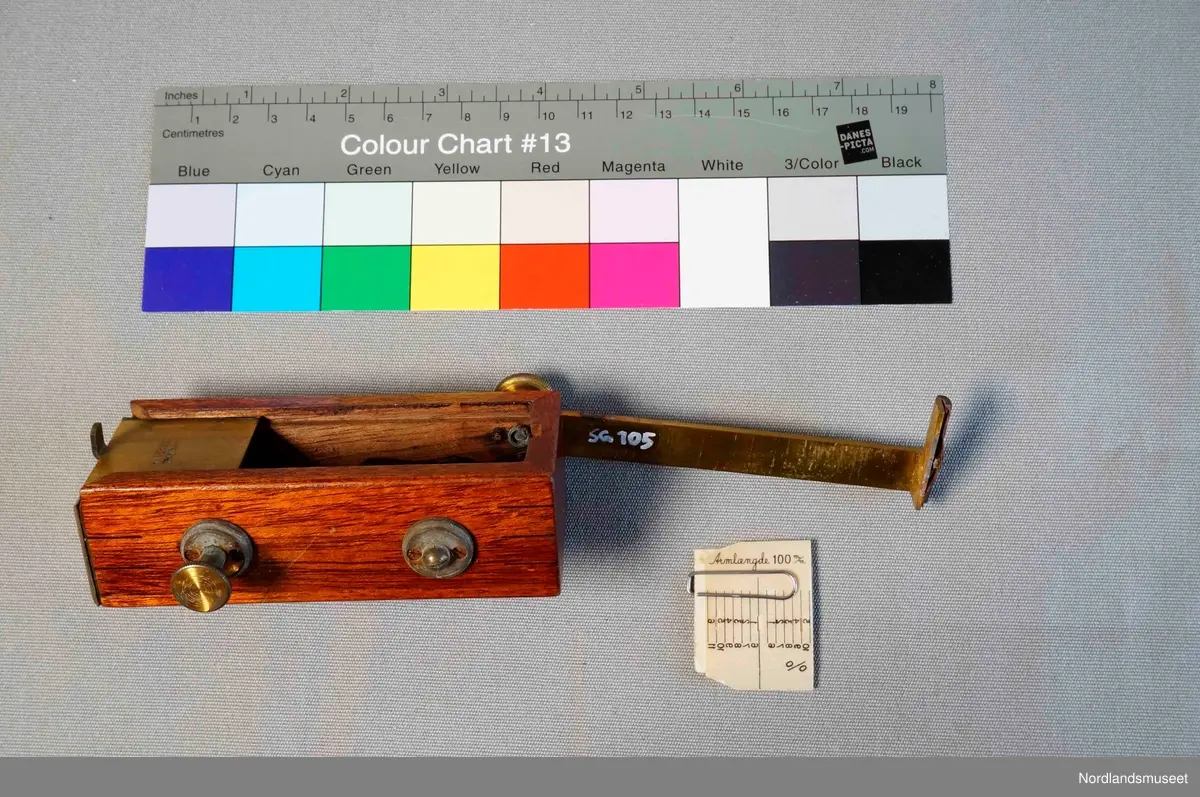 Nivelleringsinstrument. Sikteinstrument for oppmåling av tomter og veier. Rektangulær.