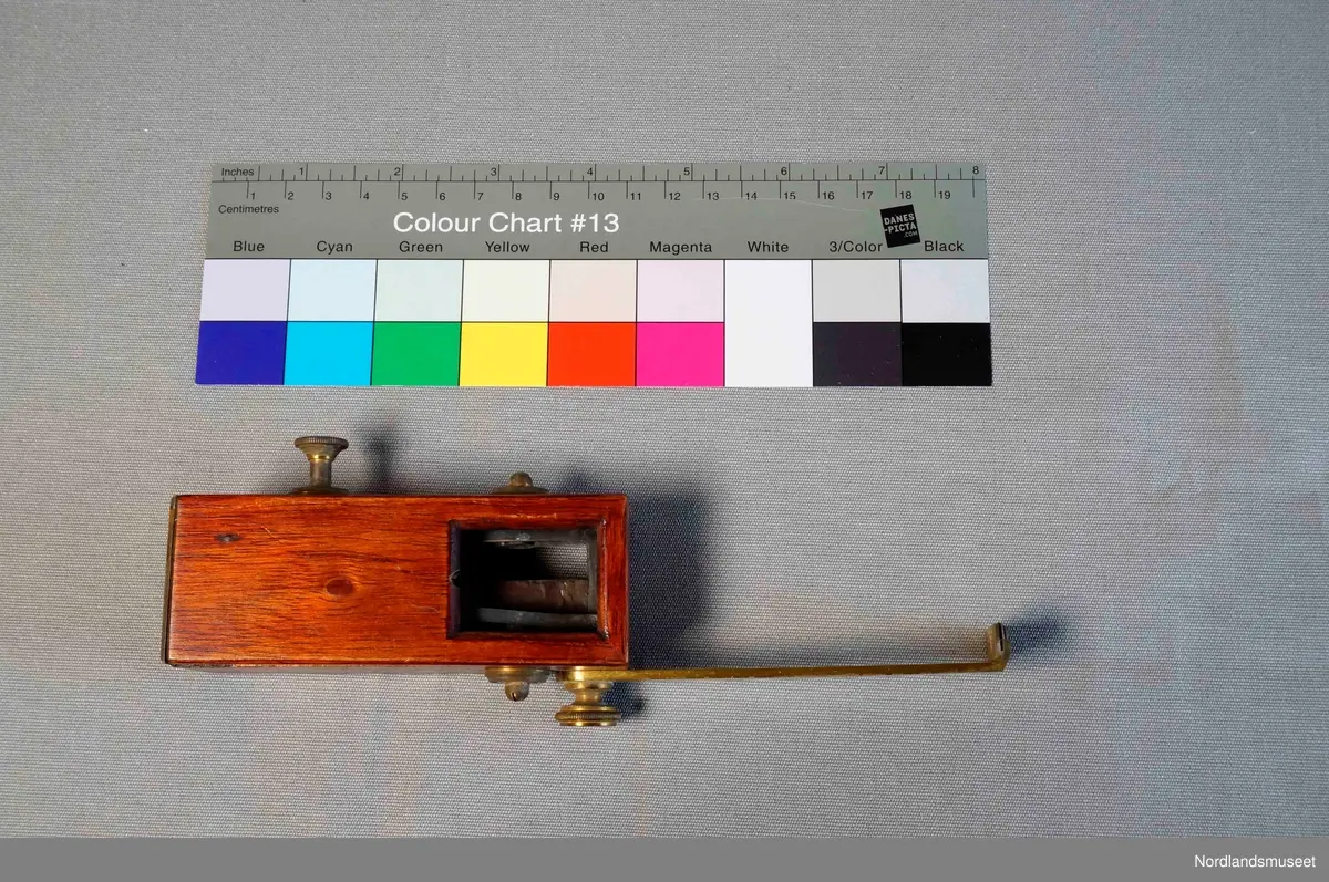 Nivelleringsinstrument. Sikteinstrument for oppmåling av tomter og veier. Rektangulær.