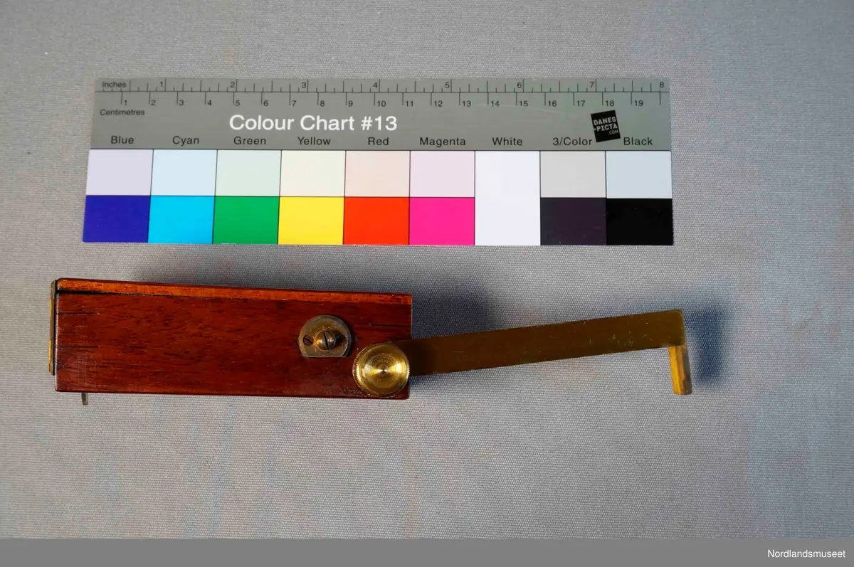 Nivelleringsinstrument. Sikteinstrument for oppmåling av tomter og veier. Rektangulær.