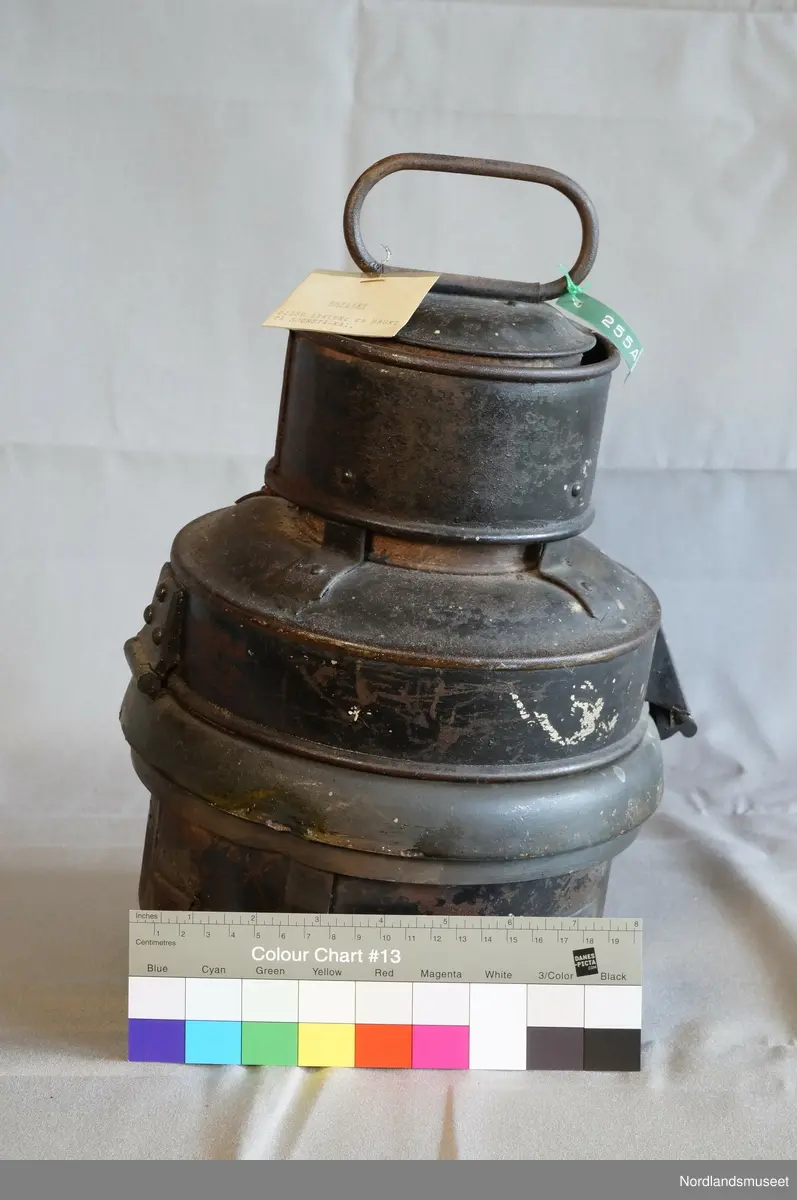 Formet som en boks med flere ulike nivå i omkrets. Øverst er det et håndtak. Under lampen er det festet en L-formet lighterfunksjon, hvor det tennes en ild som igjen gir lys.