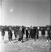 Realskolans vinterlov januari 1961. Några unga personer står iklädda skriskor på en istäckt sjö.