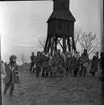 Skolungdomar på Grännaberget 1961. Ungdomarna bär mössa eller sjalett. Det står uppställda framför klocktornet på Greännaberget.