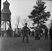 Skolungdomar på Grännaberget 1961.  I bakgrunden syns klocktornet på Grännaberget och skolungdomar står nedanför.