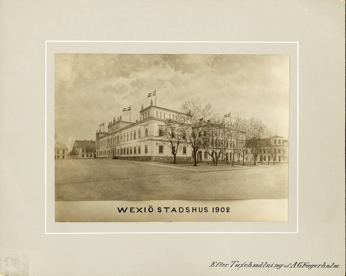 "Wexiö Stadshus 1902. Efter tuschteckning af A.G. Fagerholm".
Växjö stadshus tecknat från hörnet vid Kungsgatan. Till vänster syns stortorget och några hus längs Kronobergsgatan.