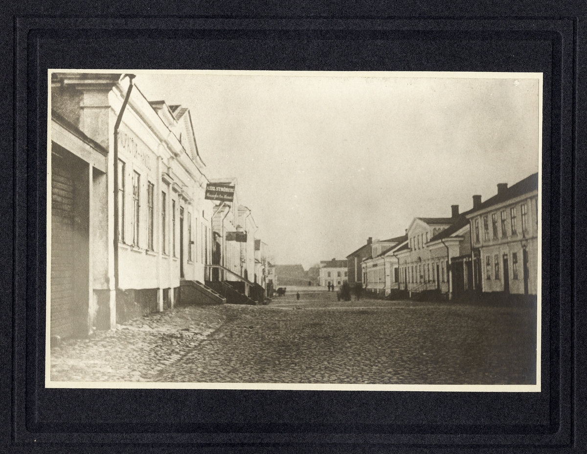 Storgatan österut, Växjö 1863. I bakgrunden skymtar bl a stortorget och rådman Bergs fastighet vid Kronobergsgatan.