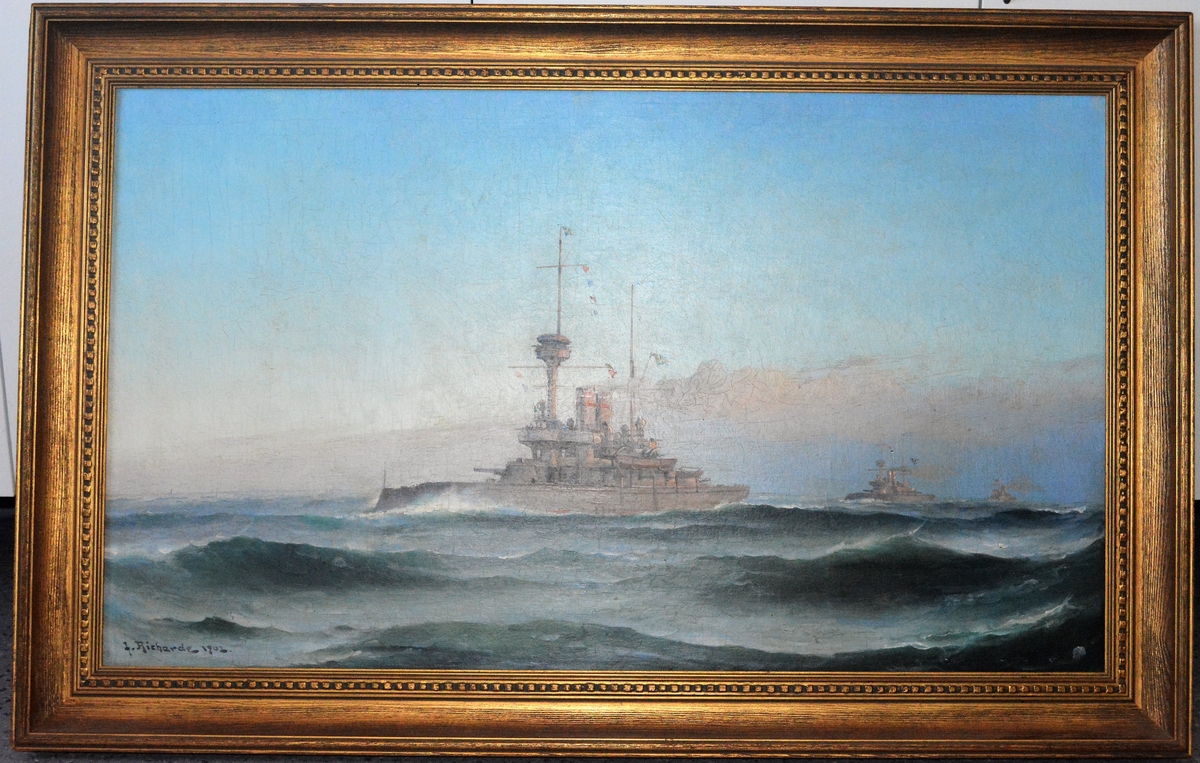 Oljemålning på duk inom mattförgylld ram.
Motiv: Pansarbåtarna Oden, Thor och Niord.
Signerad: L. Richarde 1902.
Ludvig Richarde 1862-1929.
Född i Göteborg 1862, död i Båstad 1929. Sitt liv tillbragte han på olika platser i Bohuslän och vid skånska västkusten och Öresund varifrån han också hämtade sina motiv. Han blev tidigt förtrogen med hav och båtar och som 16-åring gast på ett handelsfartyg fick han inblick i sjömanslivets strapatser. Utbildningen till konstnär erhöll han i Stockholm och Köpenhamn. I den danska huvudstaden tillägnade han sig marinmåleriets teknik under inflytande av den då nyligen bortgångne danske konstnären Anton Melbye. Av offentliga samlingar där Richarde är representerad kan namnas Göteborgs konstmuseum, Sjöfartsmuseet i Göteborg samt Sjöhistoriska museet i Stockholm.
litt ref: Sydöstra Sveriges Dagblad 1977-06-23

B= 965 mm H= 560 mm
Ramens B= 1125 mm H= 715 mm