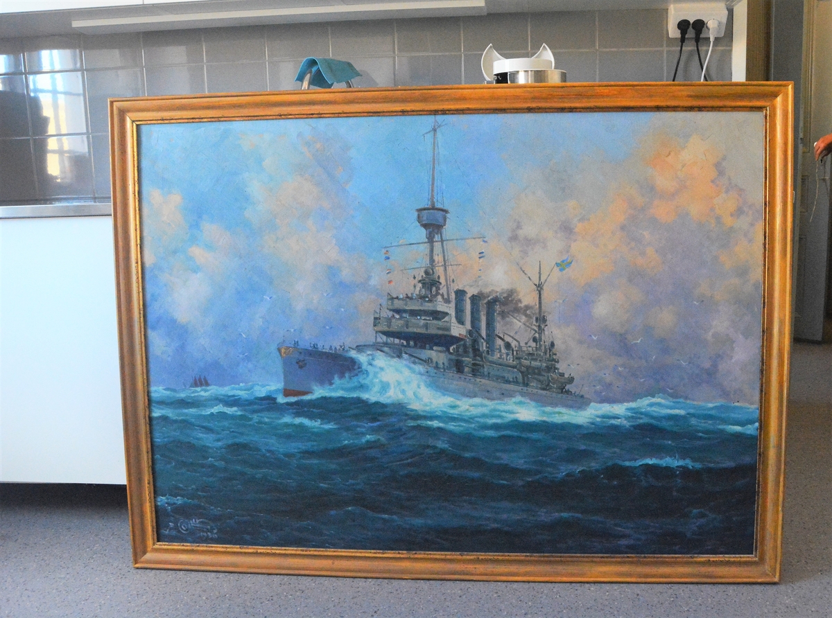 Motivet utgöres av pansarskeppet Oscar II under gång på öppet hav, i bakgrunden ett segelfartyg. Signerad i vänstra nedre hörnet: Alfred Collin 1930. Den guldförgyllda gipsramen har bytts ut.
