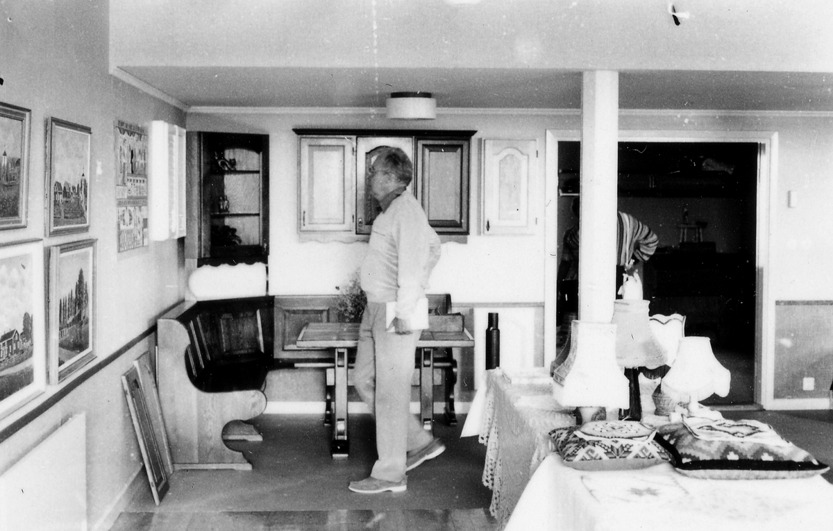 Småland, Hallands län. Hylte. Jälluntofta sn.
Motivtext foto 1-3: Utställningen slöjd och hantverk. Jälluntoftadagarna 13-14 augusti 1983.
Utställning av ortens produkter i församlingshemmet.
Motivtext foto 4-5: Utställning i församlingshemmet av ortens produkter.