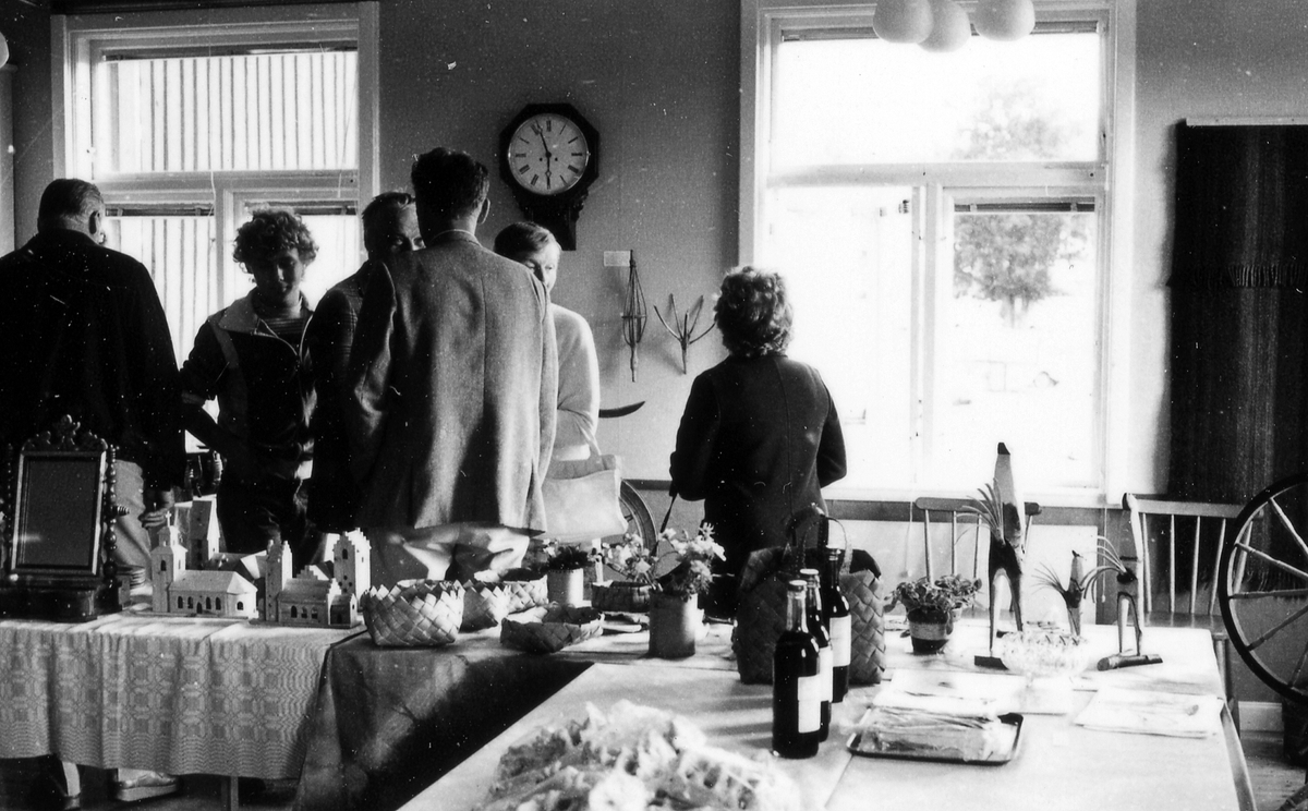 Småland, Hallands län. Hylte. Jälluntofta sn.
Motivtext foto 1-3: Utställningen slöjd och hantverk. Jälluntoftadagarna 13-14 augusti 1983.
Utställning av ortens produkter i församlingshemmet.
Motivtext foto 4-5: Utställning i församlingshemmet av ortens produkter.