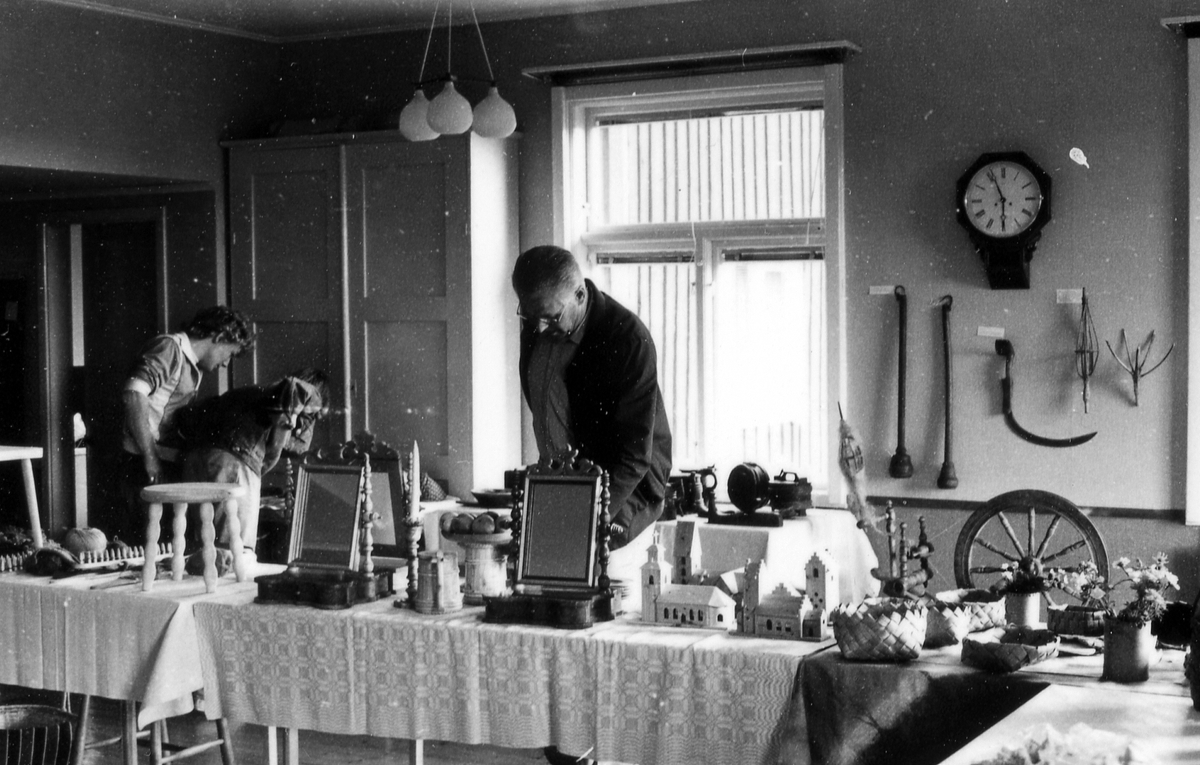 Småland, Hallands län. Hylte. Jälluntofta sn.
Motivtext foto 1-3: Utställningen slöjd och hantverk. Jälluntoftadagarna 13-14 augusti 1983.
Utställning av ortens produkter i församlingshemmet.
Motivtext foto 4-5: Utställning i församlingshemmet av ortens produkter.