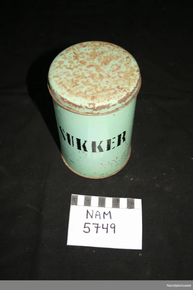 Sylindrisk boks med lokk