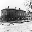 Domkapitelhuset. Uppfördes 1844 som gymnastik- och sånghus för Härnösands gymnasium efter ritningar av arkitekt C.G. Blom-Carlsson. År 1973 flyttades byggnaden från kvarteret Rådhuset vid Nybrogatan till Nygatan 14. Byggnaden restaurerades då exteriört efter originalritningar.