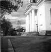 Härnösands domkyrka. Arkitekt Johan Adolf Hawerman. Nyklassistisk stil. Vitputsad stenkyrka med ett mittorn, två mindre torn och västfasad med pelarrad.En del inventarier från den äldre kyrkan bland annat altartavlan från 1700-talet.Treskeppigt kyrkorum. Orgel från 1731 av Johan Caliman med barockfasad av Magnus Granlund från Hudiksvall