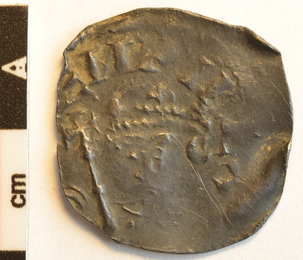 Motiv advers: Portrett forfra med scepter.

Motiv revers: Kors i perlering, med crosslets i korsvinklene.