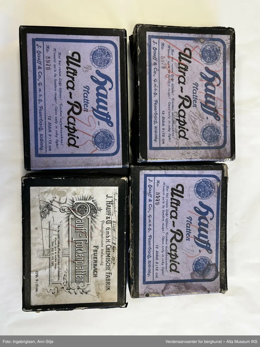 4 esker i papp. 3 av de inneholder glassplater med motiver på, den siste er tom. Glassplatene ligger i individuelle papirposer og merket med dato for fotograferingen. Datoene spenner mellom vintrene 1914-1915.