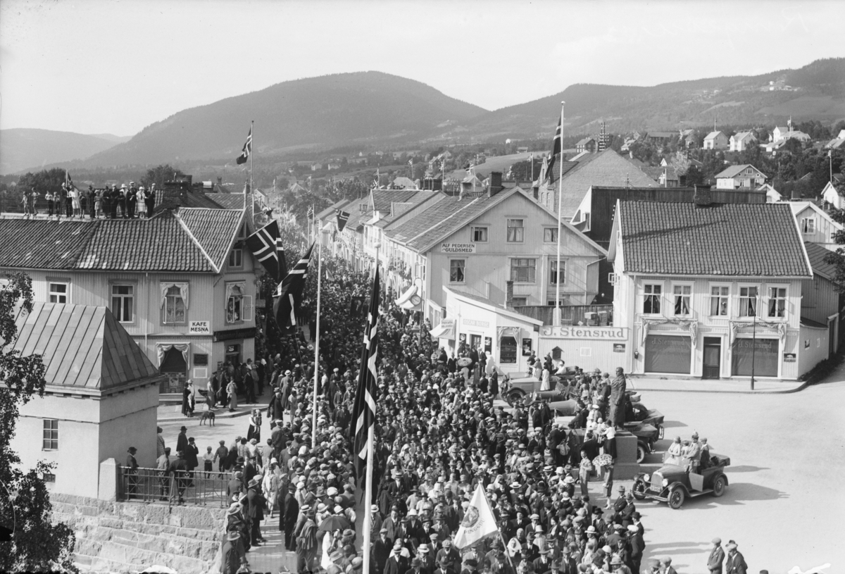 Avdukning av statue av Ludvig Wiese på Lilletorget. Lillehammer.